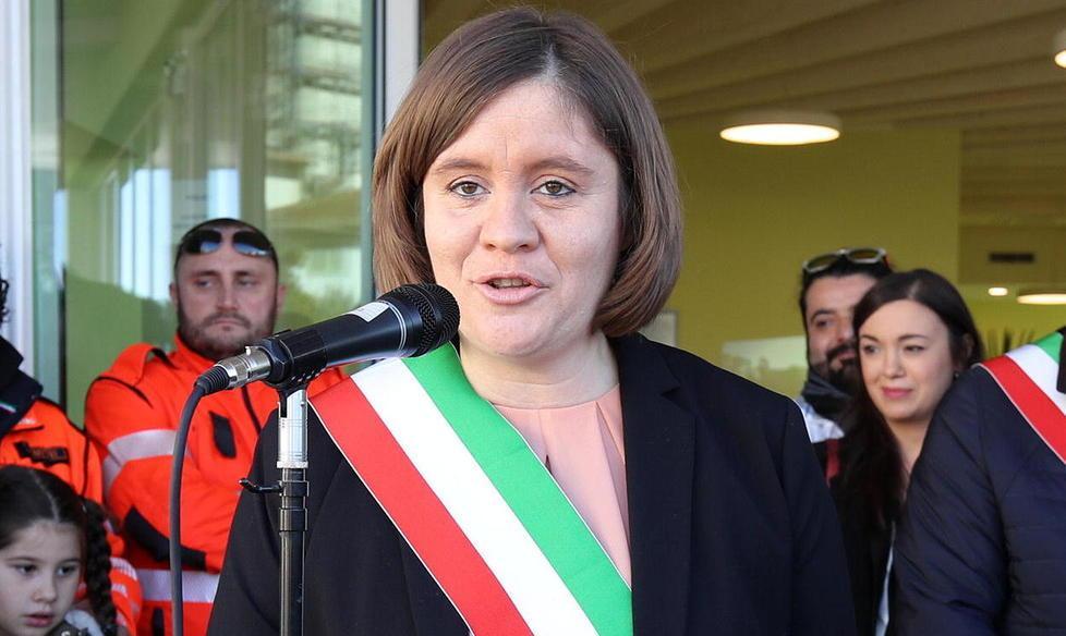 «Via quella fascia tricolore» e la sindaca lascia la messa