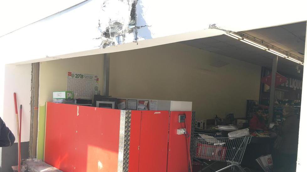 Camion usato come ariete al Penny Market - Video