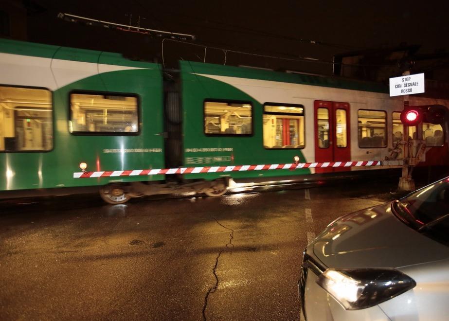 Tir sui binari a Sassuolo, Gigetto si ferma in tempo grazie alla polizia 