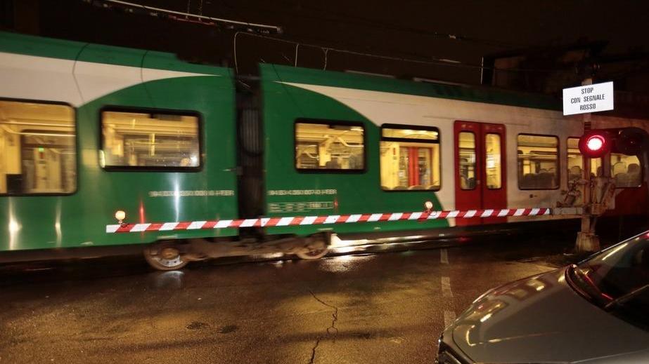 Tir sui binari a Sassuolo, Gigetto si ferma in tempo grazie alla polizia