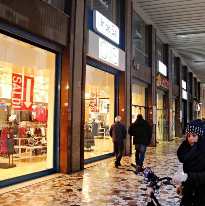 La crisi del commercio in via Grande: chiude anche Oviesse 