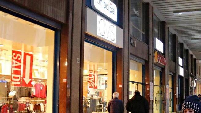 La crisi del commercio in via Grande: chiude anche Oviesse