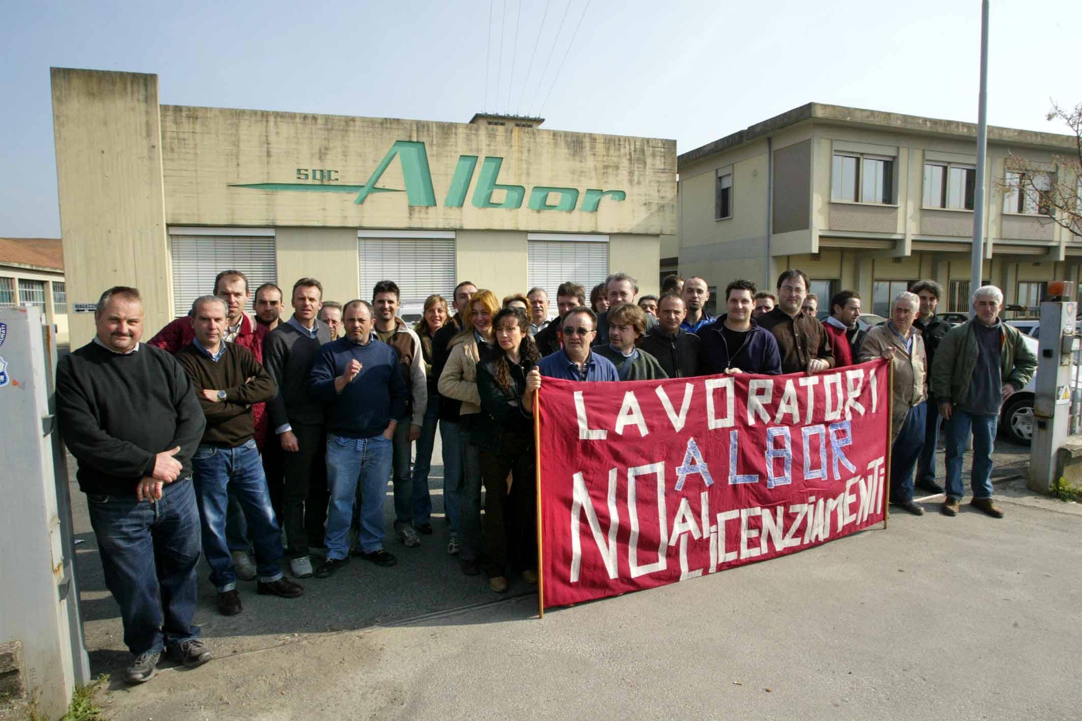 Una manifestazione dei lavoratori della Albor (foto agenzia Carlo Sestini)