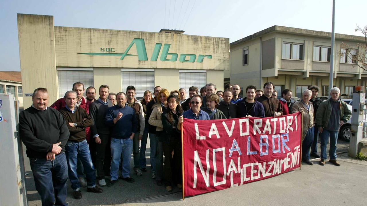 Una manifestazione dei lavoratori della Albor (foto agenzia Carlo Sestini)