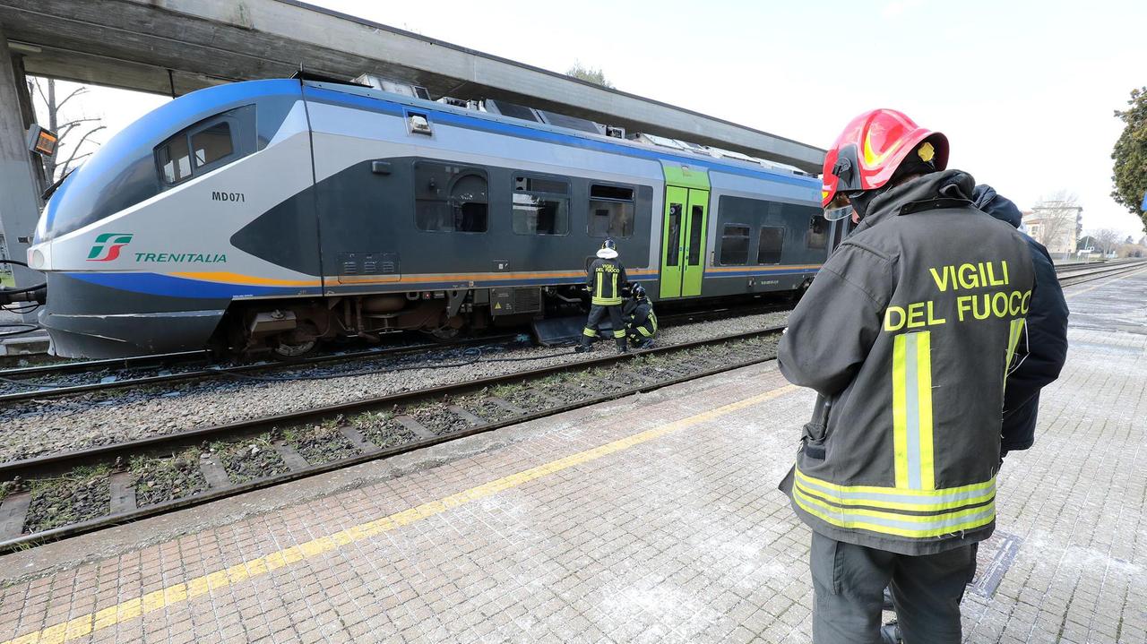 Paura sul treno: fumo e fiamme dal vano motore - Foto