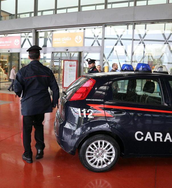 Carabinieri  al centro commerciale di Empoli (foto d'archivio)