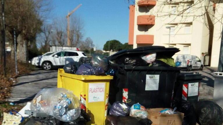 Costretti a pagare una ditta per liberarsi dai rifiuti