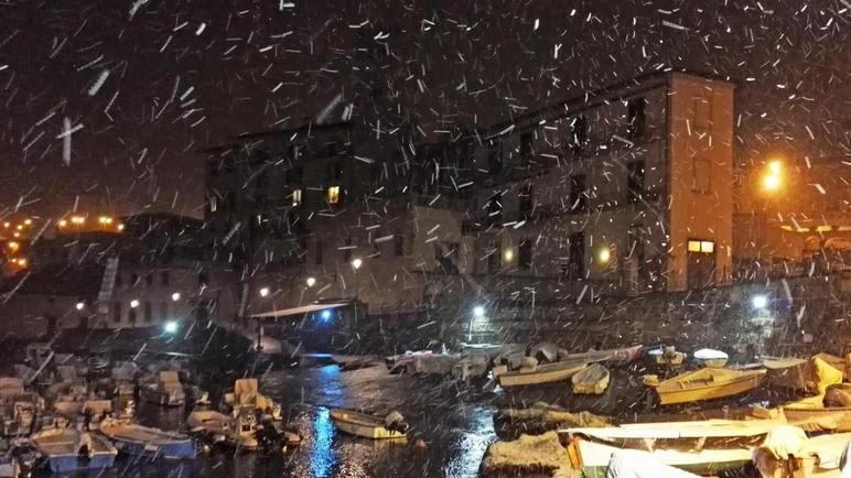 Neve e gelo in città ma strade sicure coi mezzi spargisale
