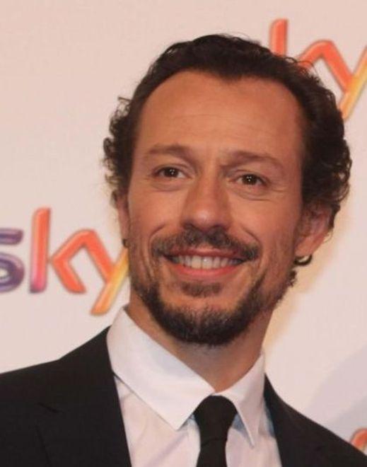 Un cast affollato di attori bravissimi riscatta ogni difetto