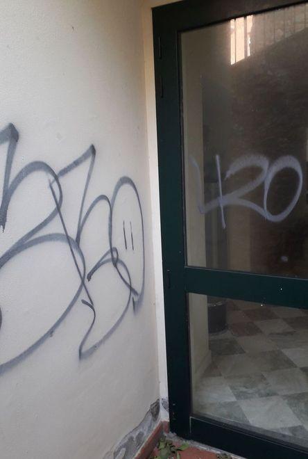 Vandali in azione, scritte su muro e vetrata dell’ex Onmi