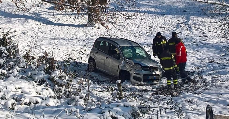 Con l’auto nel campo: due feriti Un tir sollevato con l’autogru