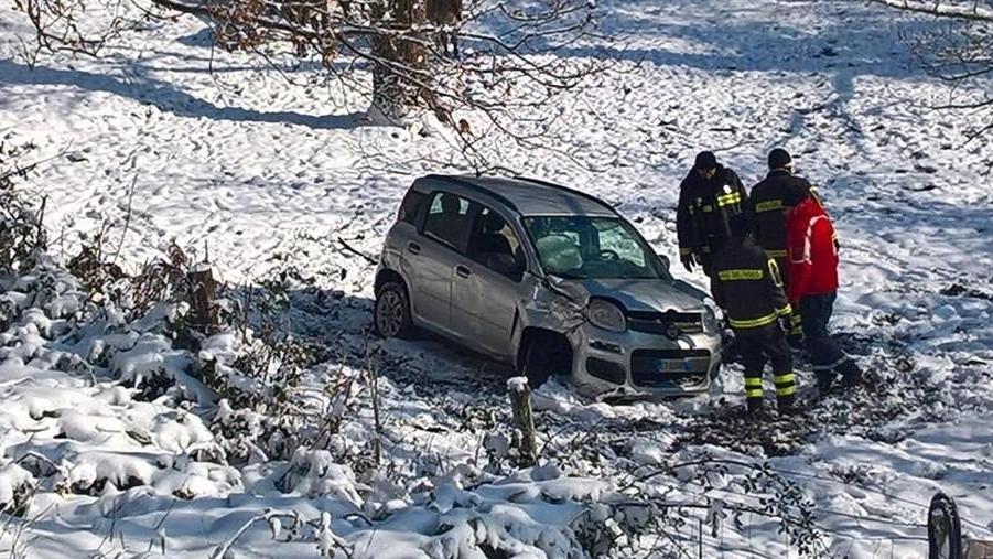 Con l’auto nel campo: due feriti Un tir sollevato con l’autogru