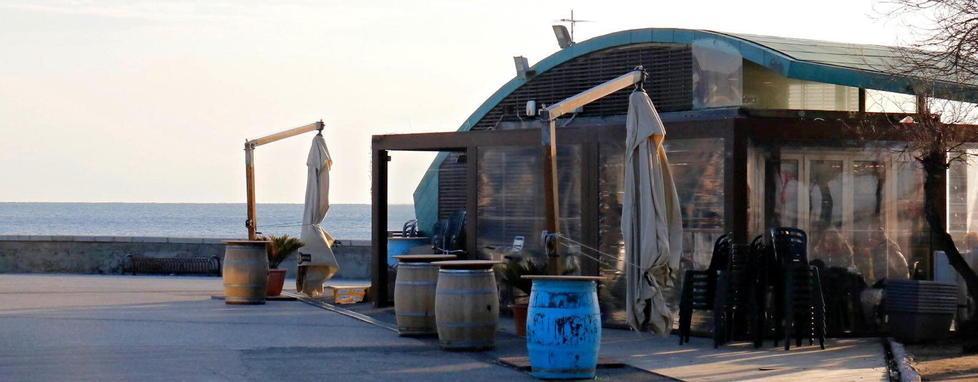 Sassi contro lo chalet sul mare per rubare soldi e liquori 