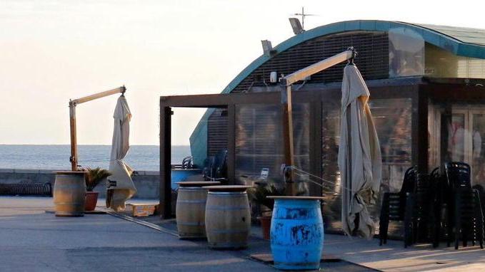 Sassi contro lo chalet sul mare per rubare soldi e liquori