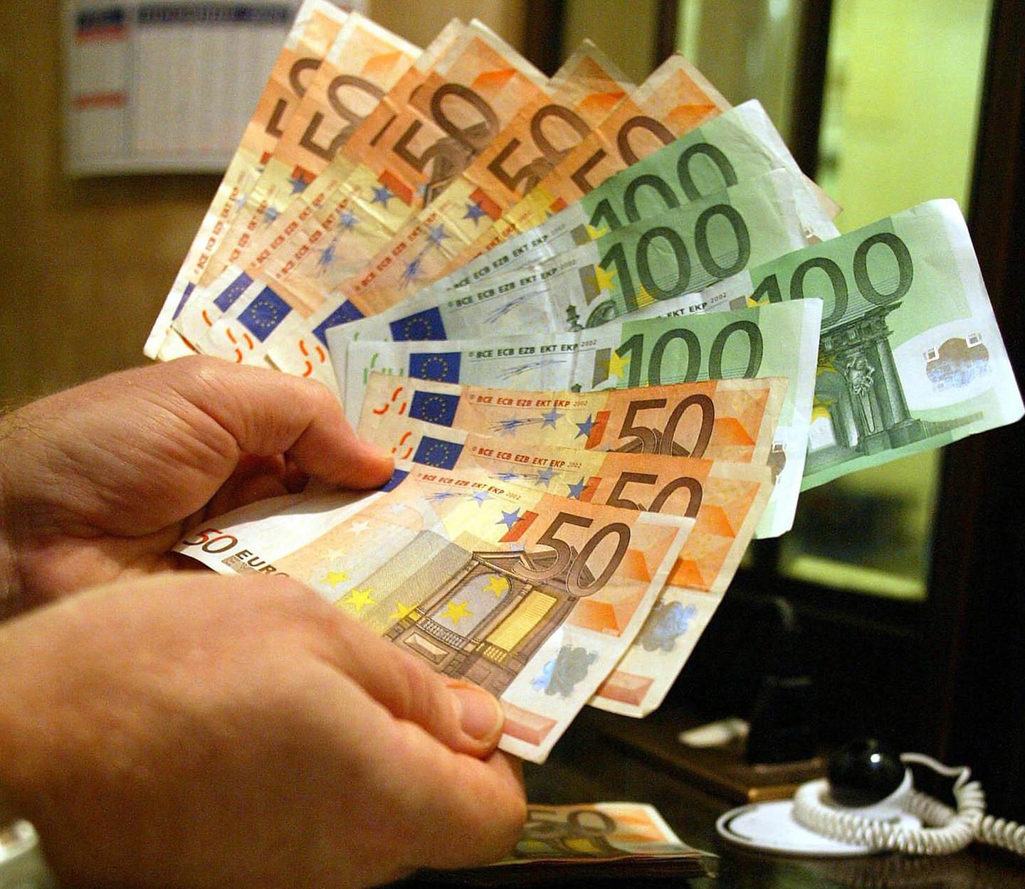 Ittiri, donna trova e restituisce una busta con tremila euro 