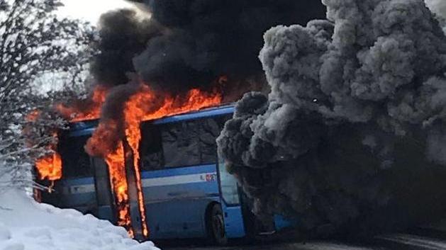 Corriera in fiamme, salvi i passeggeri