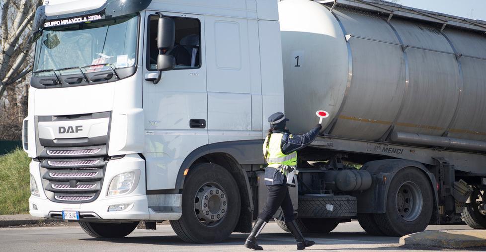 Camion e tir bloccati una giornata di caos ai caselli autostradali 
