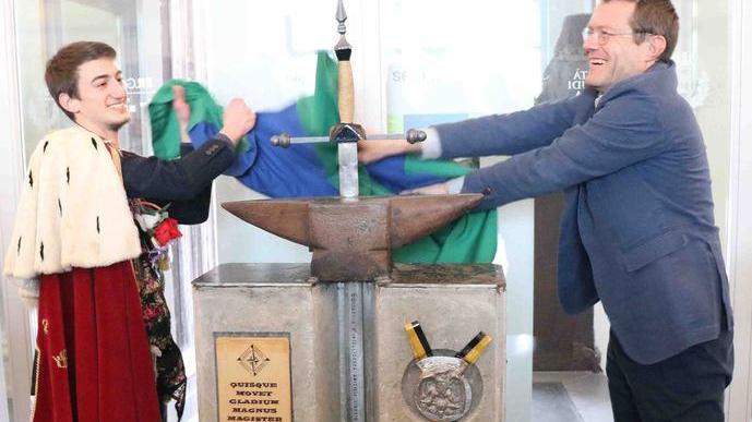 L’incudine con la spada al rettore Zauli
