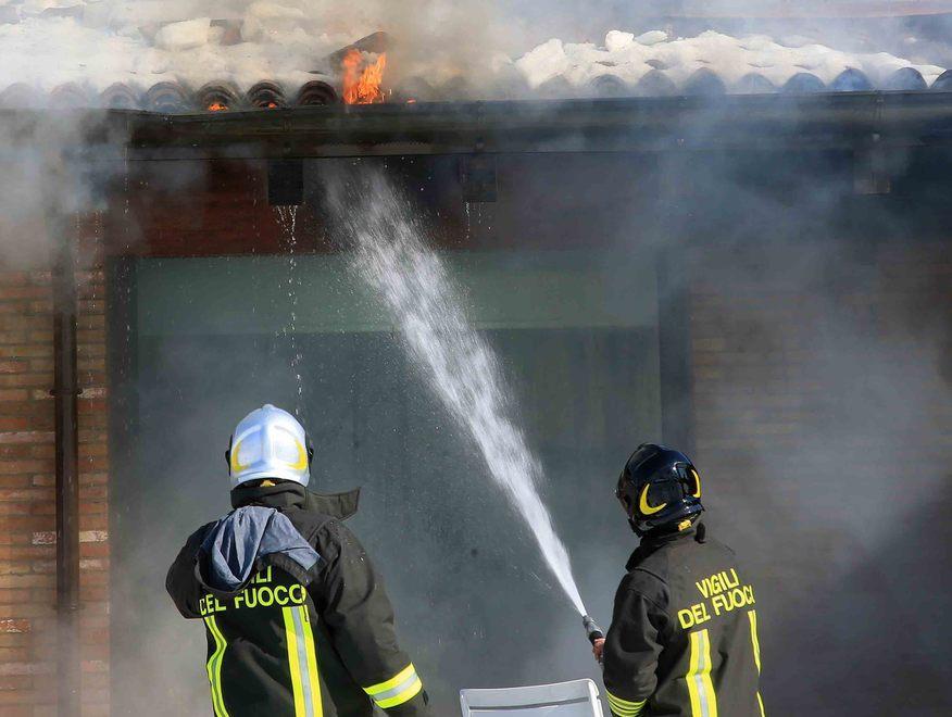 Va a fuoco il tetto di una villetta 