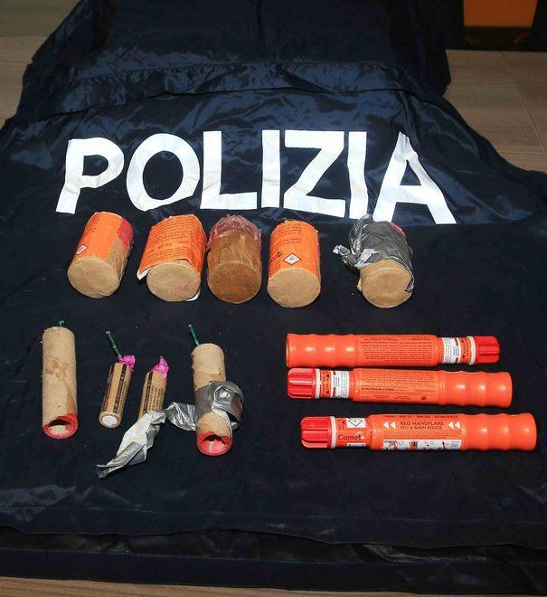Allo stadio adesivi contro la polizia