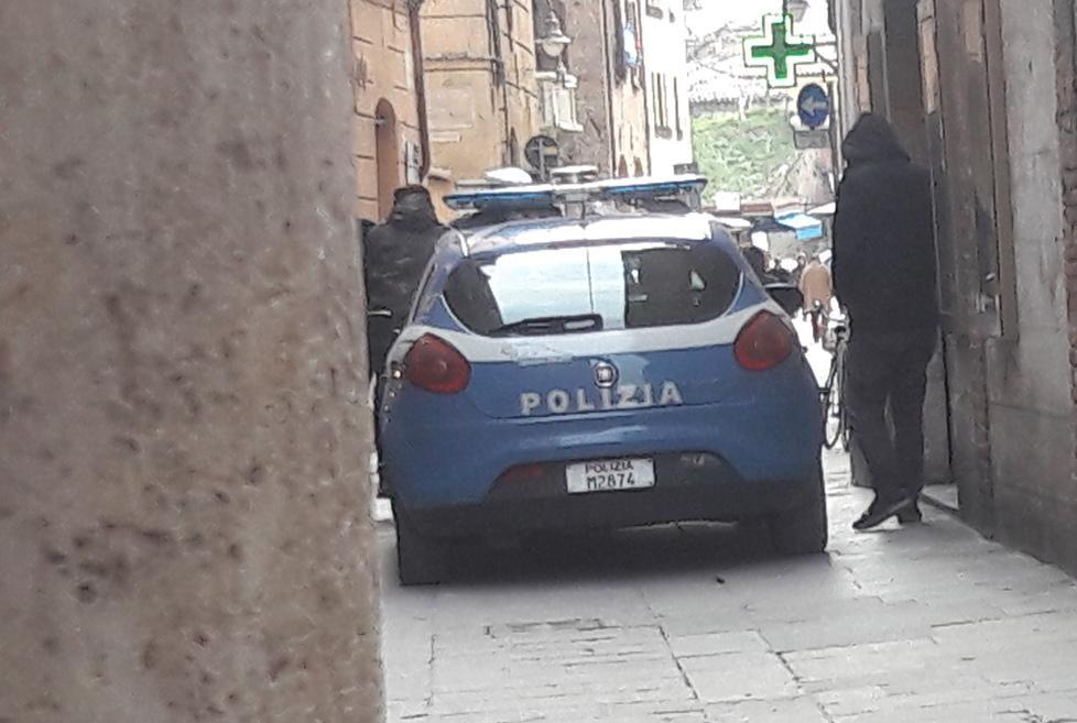 Finisce ko dopo un pugno del marito