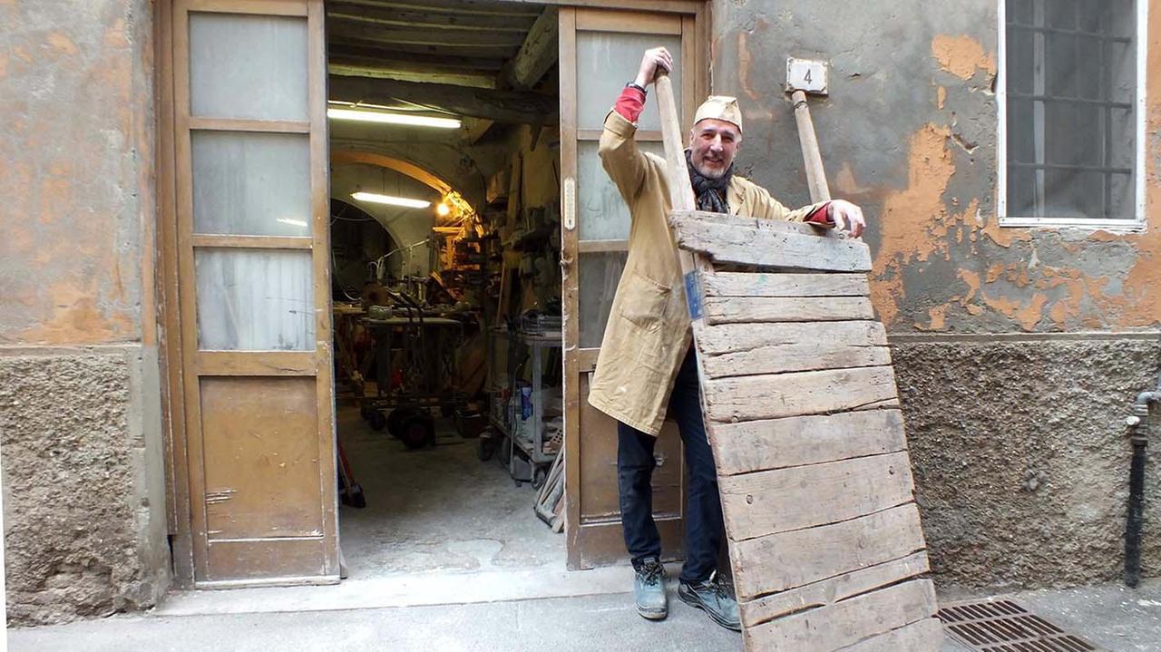Milco Tonin davanti al laboratorio col carretto (targato) utilizzato negli anni Cinquanta (fotoservizio Paolo Barlettani)