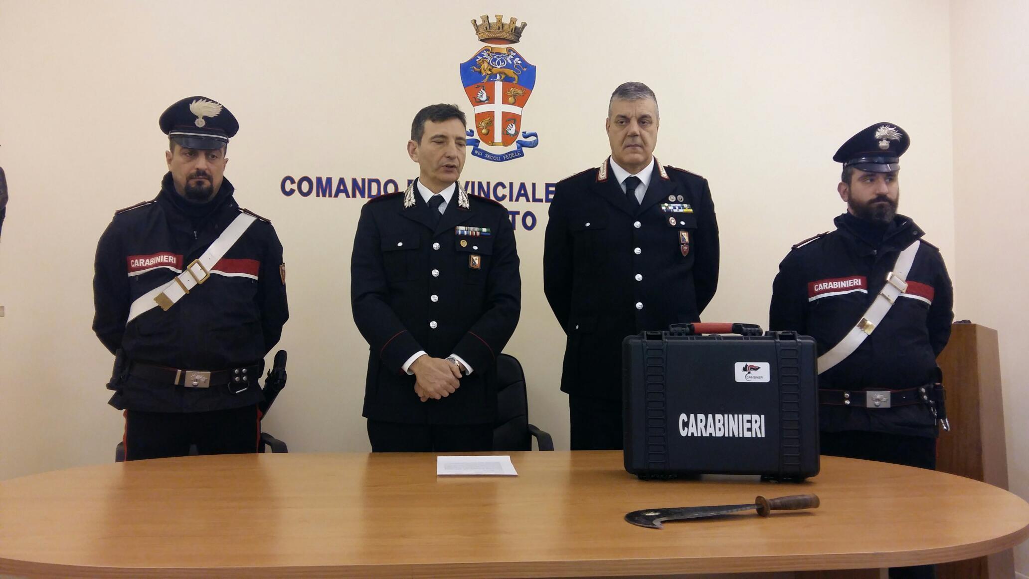 La conferenza stampa dei carabinieri per l'arresto di un rapinatore