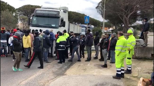 Migranti bloccano la strada fra Arzachena e Santa Teresa