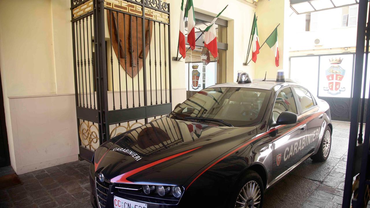 Picchia la compagna incinta e le fa perdere il bambino: arrestato nomade 20enne