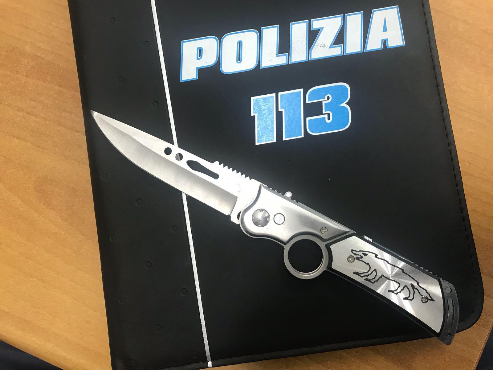 Entra in classe con un coltello da 25cm, denunciato uno studente