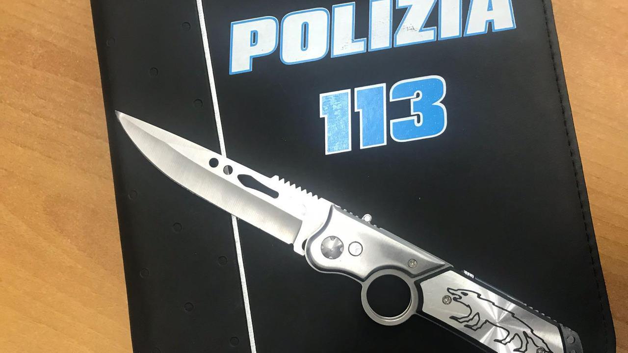 Entra in classe con un coltello da 25cm, denunciato uno studente