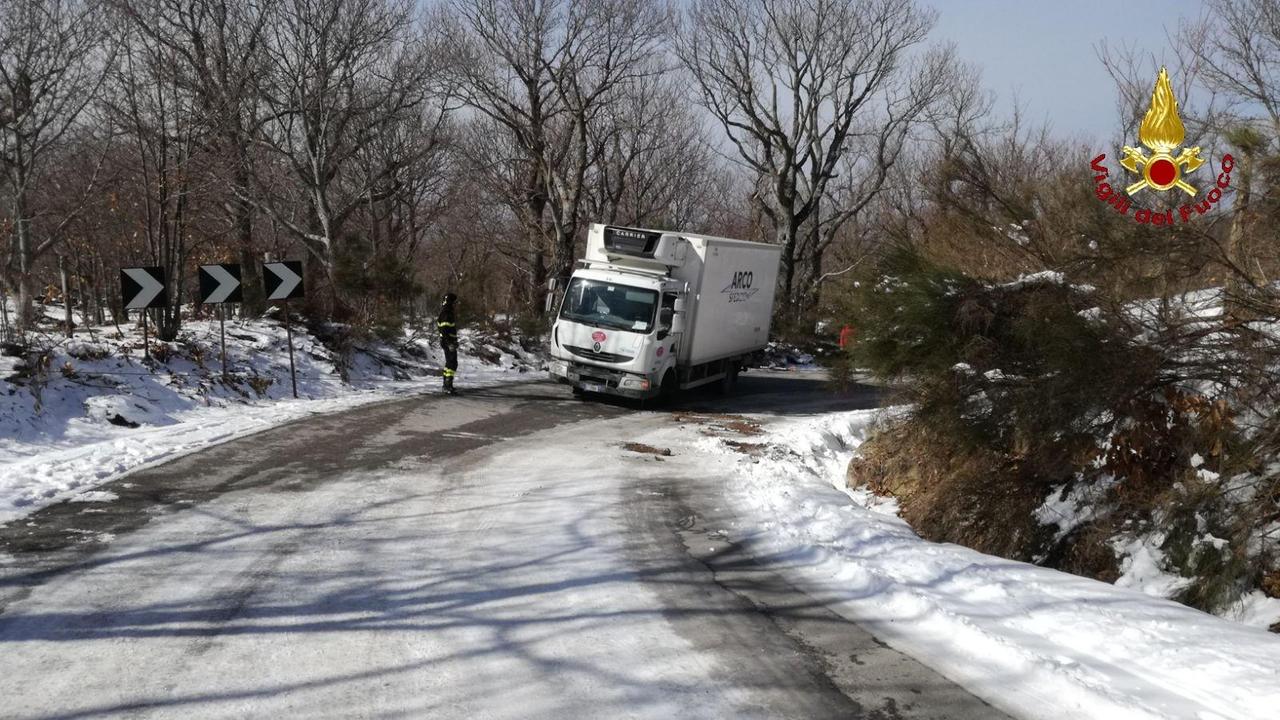 Il camion bloccato dal ghiaccio sulla strada provinciale delle Macinaie, sull'Amiata