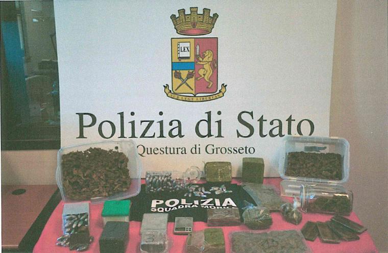 La droga e il materiale sequestrato