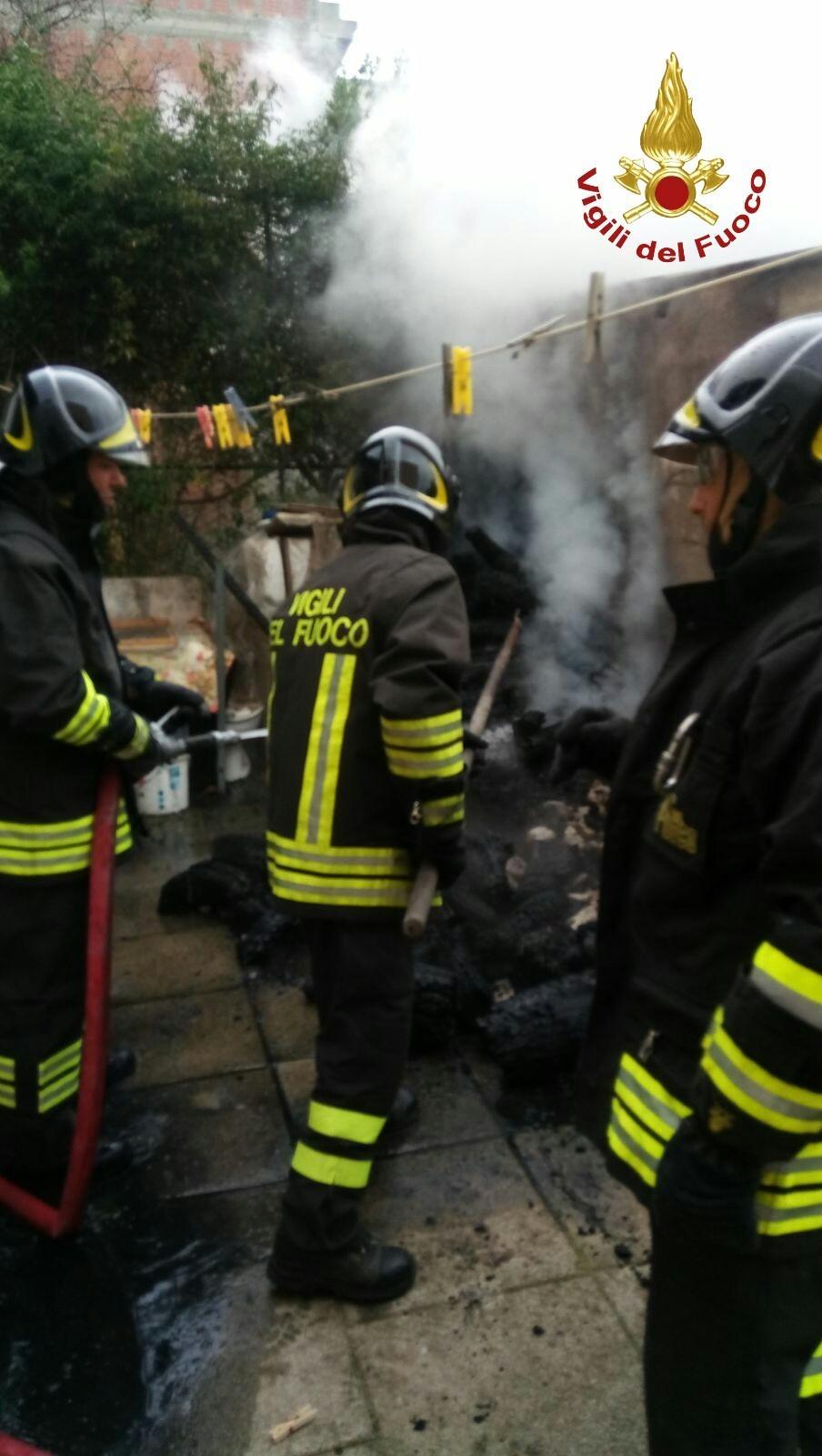 Fiamme in un'abitazione, i vigili del fuoco salvano un'anziana intrappolata
