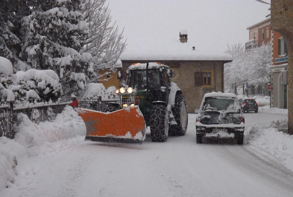 Neve a Modena, via al piano di emergenza: in azione 120 spazzaneve 