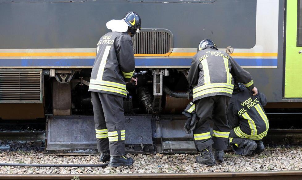Fiamme e fumo dal treno, pendolari evacuati 