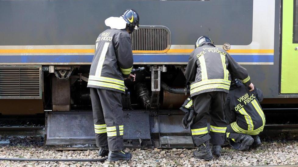 Fiamme e fumo dal treno, pendolari evacuati