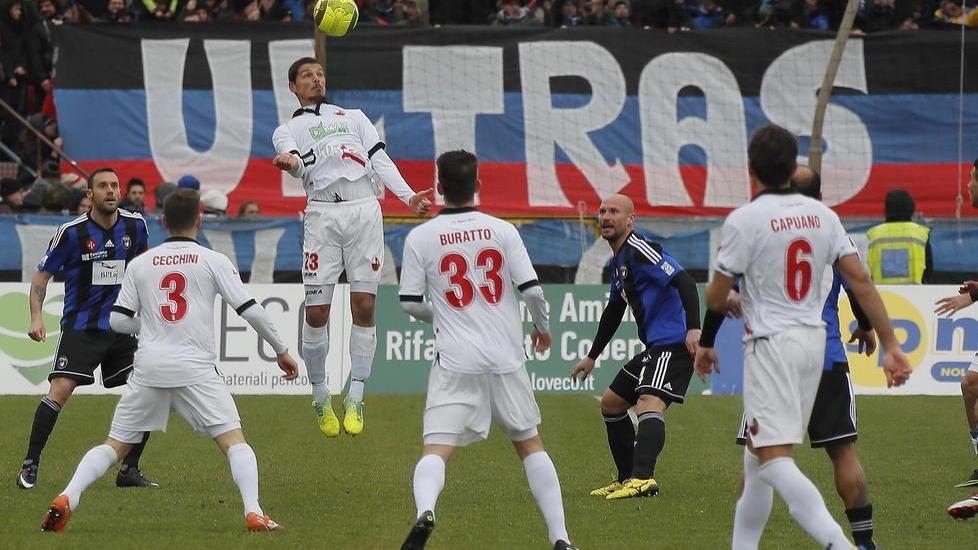 Multa di 500 euro per un fumogeno nel derby