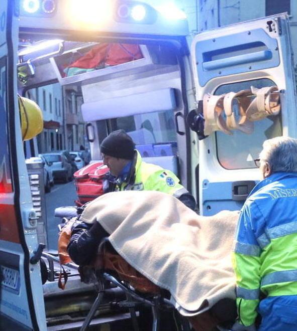 Negoziante ferito a colpi di coltello: aggressori in fuga