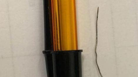Filo metallico nel piatto di legumi servito in classe