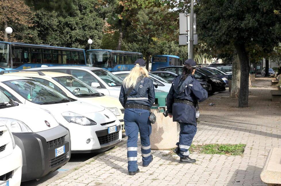 Via alle multe dei vigilini sui permessi per la sosta 