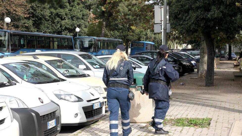 Via alle multe dei vigilini sui permessi per la sosta