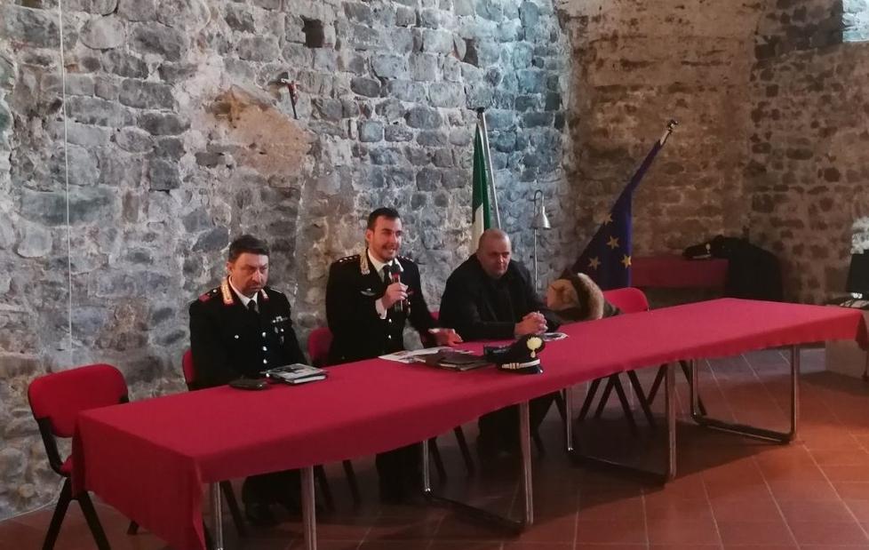 Giovani e anziani a lezione dai carabinieri 