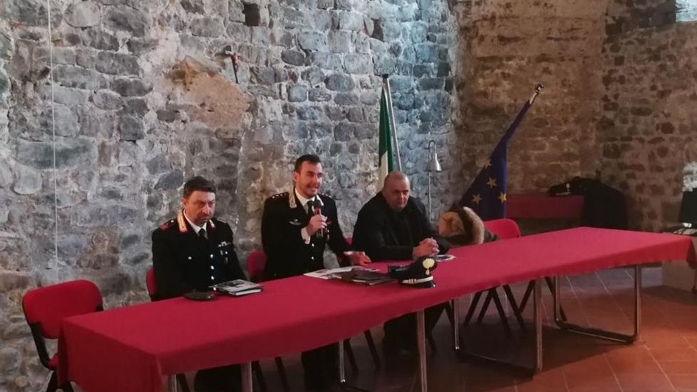 Giovani e anziani a lezione dai carabinieri