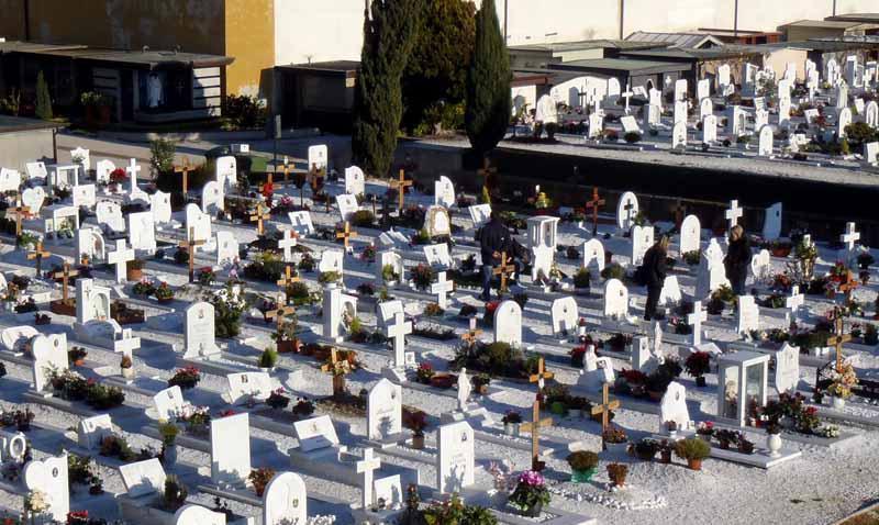 Sì ai lavori a 50 metri dal cimitero 