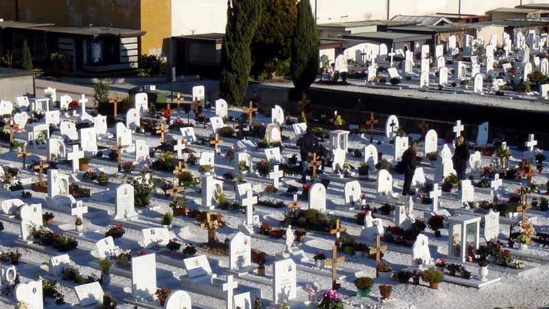 Sì ai lavori a 50 metri dal cimitero