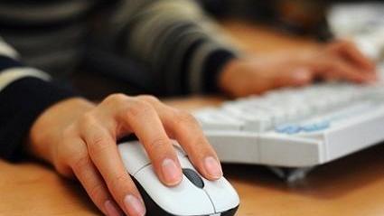 Lo conosce su Facebook e lo perseguita