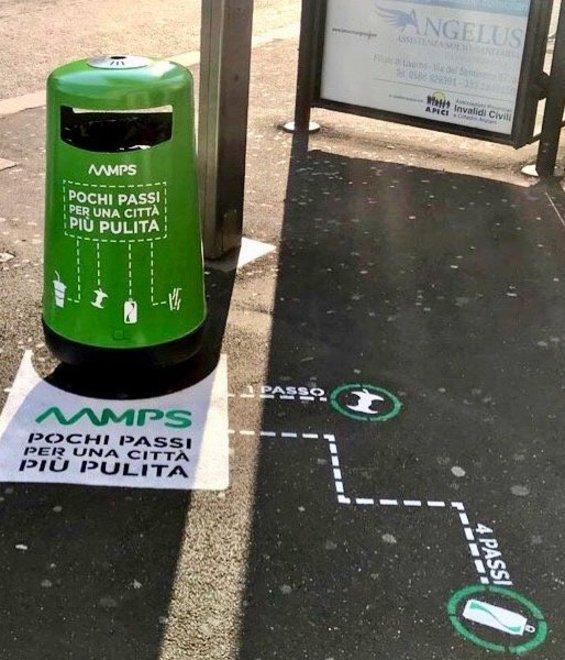 Disegni a terra per indicare la via dei rifiuti