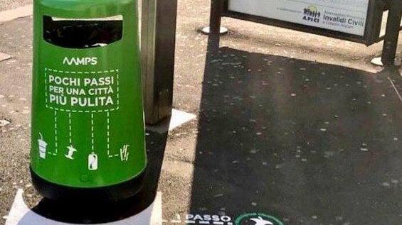 Disegni a terra per indicare la via dei rifiuti