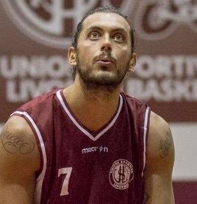 Punti, liberi, rimbalzi: di tutto di più prima del calo finale